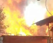 Kebakaran Melanda 13 Rumah Tinggal di Palmerah Jakarta Barat - JPNN.com