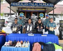 TNI AL Menggagalkan Penyelundupan 50 Karung Ballpress Asal Malaysia di Perairan Nunukan - JPNN.com