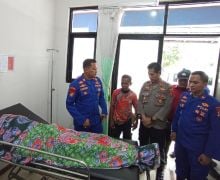 Detik-Detik Warga Tangerang Terseret Ombak Besar di Pantai Pasir Putih Karang Meong - JPNN.com
