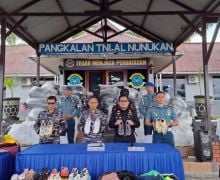 Bea Cukai-TNI AL Gagalkan Penyelundupan Pakaian & Sepatu Bekas di Perairan Nunukan - JPNN.com