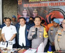 Polisi Bongkar Rumah Industri Tembakau Sintetis di Bandung - JPNN.com