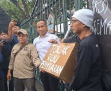 Tolak RUU Penyiaran: Wartawan Bakar Dupa, Merusak Kamera, Segel Gedung DPRD Jateng - JPNN.com