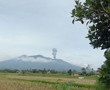 Gunung Marapi Meletus, Dentumannya Bikin Warga Agam Berhamburan - JPNN.com