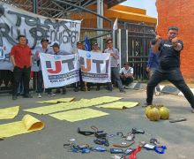 Tolak RUU Penyiaran: Jurnalis Banten Menggelar Atraksi Debus - JPNN.com