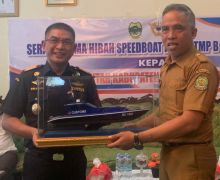 Berikan Manfaat, Bea Cukai Serahkan Satu Unit Speed Boat ke Pemkab Lingga - JPNN.com