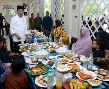 Momen Jokowi Salat Jumat & Makan Bersama Masyarakat Seusai Resmikan Tol di Riau - JPNN.com