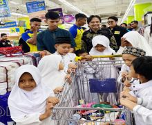 Sungguh Mulia, Hasnuryadi Ajak Anak-anak Yatim Belanja ke Mal - JPNN.com