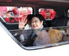 Menyapa Kader di Depan Kantor DPC PDIP Kabupaten Ende, Megawati Tampak Tersenyum - JPNN.com
