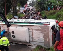 Bus Rombongan Wisata dari Sleman Terguling di Karanganyar - JPNN.com