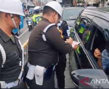 Polisi & POM TNI Razia Kendaraan di Jalur Busway, Ada yang Mengaku Anggota Polri - JPNN.com