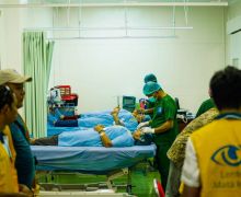 900 Orang Dapat Operasi Katarak Gratis Berkat Yayasan Ishk Tolaram - JPNN.com