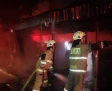6 Kios dan 2 Mobil Bak Terbuka Ludes Terbakar di Cibubur - JPNN.com