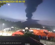 Gunung Ibu Erupsi, Awan Abu Vulkanik Membubung Setinggi Lima Kilometer - JPNN.com