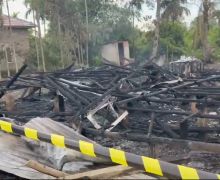 Nyalakan Lilin Saat Listrik Padam, Dua Rumah Semi Permanen Hangus Terbakar - JPNN.com