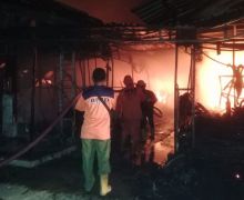 Kebakaran Melanda 276 Los Pasar Barang Bekas di Kudus - JPNN.com
