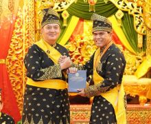 Kasal TNI Dianugerahi Gelar Adat Datuk Seri Segara Utama Setia Wangsa - JPNN.com