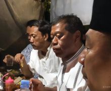 Sederhana dan Merakyat, Eman Suherman Membaur Bersama Warga Makan Nasi Kuning di Pasar - JPNN.com