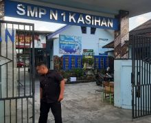 SMPN 1 Kasihan Bantul Dilempar Botol Miras, Pelaku Berseragam SMA - JPNN.com