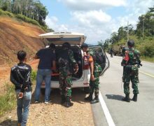 Cegah Kegiatan Ilegal di Perbatasan RI-Malaysia, TNI Periksa Barang Bawaan Pelintas - JPNN.com