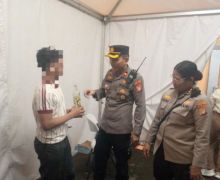 Bawa Suar dan Miras ke Gelora Bung Karno, Tiga Penonton Diamankan Polisi - JPNN.com