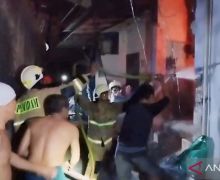 Rumah Berlantai 2 di Makasar Terbakar, Kerugian Ratusan Juta Rupiah - JPNN.com