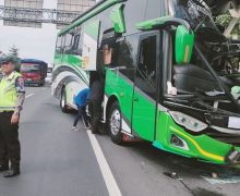 Kecelakaan Bus Rombongan Siswa SMK Purworejo di Tol Semarang Terekam CCTV - JPNN.com