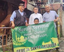 Gereja Santa Theresia Kembali Serahkan Hewan Kurban Kepada Ustaz Babay, Romo Hariyanto: Ini Bentuk Solidaritas - JPNN.com
