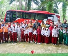 PT Sentosa Laju Energy Beri Bantuan Bus Sekolah di Kalimantan - JPNN.com