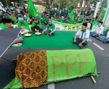 Mardiono Bikin Kecewa, Massa FKKB Bawa Keranda ke Markas PPP - JPNN.com