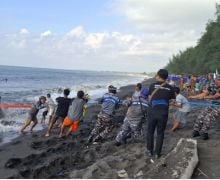 TNI AL Bergerak Cepat Mengevakuasi Nelayan Korban Kecelakaan di Laut - JPNN.com