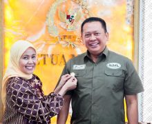 Terima Pin sebagai Wakil Ketua Dewan Pembina IKA Unpad, Bamsoet: Kehormatan Bagi Saya - JPNN.com
