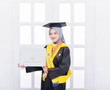 Kisah Inspiratif Ulfatun Nikmah, Anak Tukang Ukir & Lulusan SMK yang Raih Gelar Magister FEB UGM - JPNN.com