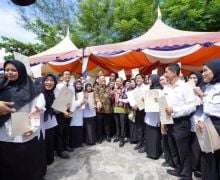 240 Guru Honorer di Bengkalis Terima SK PPPK, SF Hariyanto: Luar Biasa Penantiannya - JPNN.com