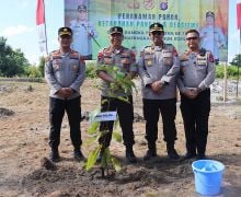 Polda Kalteng Tanam 14.000 Pohon & Berikan Beasiswa Bagi Pelajar - JPNN.com