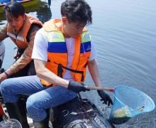 Peduli Lingkungan, Perusahaan Kosmetik Korea Bersihkan Sampah Sungai Citarum - JPNN.com