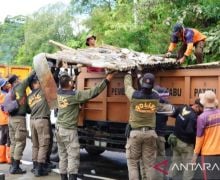 Puing Bekas Lapak PKL di Kawasan Puncak Bogor Mulai Dibersihkan - JPNN.com