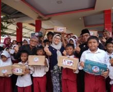 Nina Agustina Mengucurkan Bantuan 500 Benih Padi untuk Warga Indramayu - JPNN.com
