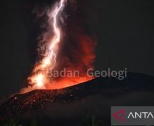Gunung Ibu Erupsi Lagi, Muntahkan Abu Vulkanik dan Lava Pijar Disertai Kilat - JPNN.com