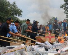 Beri Efek Jera, Bea Cukai Bandar Lampung Musnahkan 40 Juta Batang Hasil Tembakau Ilegal - JPNN.com