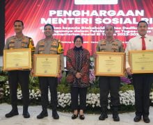 Mensos Risma Berikan Penghargaan Kepada TNI, Polisi, dan Guru - JPNN.com