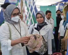 Keren, Musdalifah Bawa Batik Ecoprint jadi Terkenal Hingga Mancanegara - JPNN.com