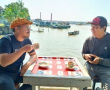 Nikmatnya Minum Kopi di Warung Kopi Legendaris dengan Latar Jembatan Ampera - JPNN.com