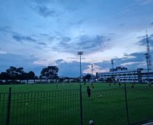 Pelatih Persib Bicara Kualitas Rumput Stadion Sidolig yang Buruk - JPNN.com