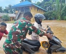 Prajurit TNI Kodim 1512/Weda Mengevakusi Warga Terdampak Banjir di Halteng - JPNN.com