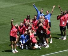 Paris 2024: Ada yang Mengintip Timnas Sepak Bola Putri Selandia Baru dari Angkasa - JPNN.com