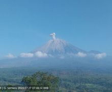 Gunung Semeru Erupsi Lagi dengan Letusan Setinggi 800 Meter - JPNN.com