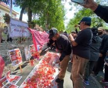 Buntut Bebasnya Ronald Tannur, Massa #JusticeforDiniSera Geruduk PN Surabaya - JPNN.com