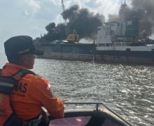 Bum! Kapal Tanker Tujuan Cirebon Terbakar di Meranti - JPNN.com