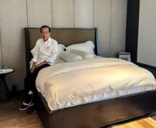 Lihat Pak Jokowi Lagi di Atas Kasur Kamar Tidur Istana - JPNN.com