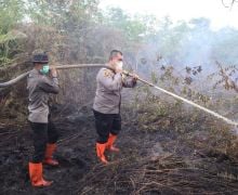 Cegah Karhutla Merembet ke Permukiman Warga, Kapolres Dumai Ikut Padamkan Api - JPNN.com